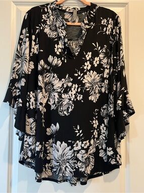 Honeyme Curvy Black & White Floral V-Neck Tunic Top